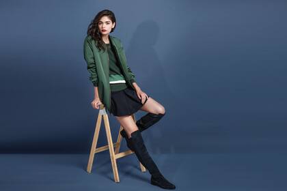 La campera aviadora se lleva oversize. Campera (Chocolate), suéter y falda (Lacoste), bucaneras (Vitamina)