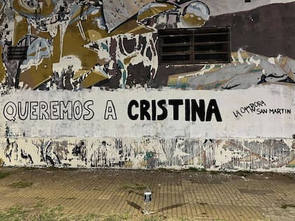 La Cámpora de San Martín aportó sus pintadas