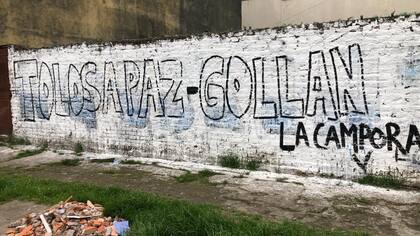 La Cámpora salió ayer a pintar paredones en la provincia de Buenos Aires en apoyo a Tolosa Paz y Gollán