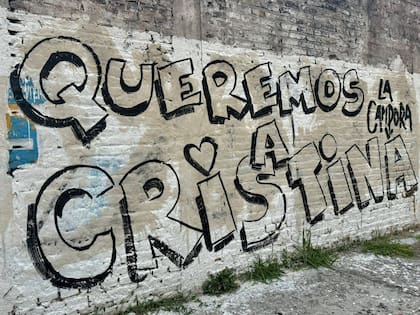 La Cámpora se hizo notar con sus pintadas políticas a favor de Cristina Kirchner