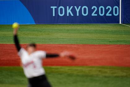 La canadiense Danielle Lawrie lanza durante un juego de softbol contra Italia en el Estadio de Béisbol de Yokohama durante los Juegos Olímpicos de Verano de 2020, el lunes 26 de julio de 2021, en Yokohama, Japón.