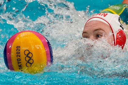 La canadiense Hayley McKelvey nada después del balón durante un partido de waterpolo femenino de la ronda preliminar contra Australia en los Juegos Olímpicos de Verano de 2020, el sábado 24 de julio de 2021, en Tokio, Japón.