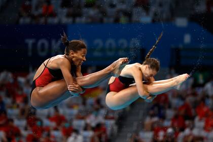 La canadiense Jennifer Abel y la canadiense Melissa Citrini Beaulieu compiten para ganar la medalla de plata en el evento final femenino de trampolín sincronizado de 3 metros durante los Juegos Olímpicos de Tokio 2020 en el Centro Acuático de Tokio en Tokio el 25 de julio de 2021.