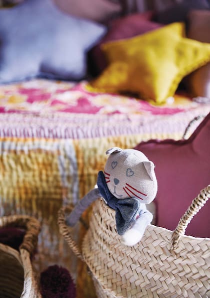 La canastas de palma son un clásico de la región, aquí se incorporaron como contenedores de juguetes.