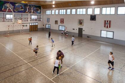 La cancha de basquet y otros deportes que utilizan en la Asociación Unión Vasca de Macachín.