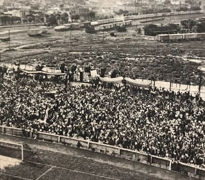 La cancha de Boca tomada desde el aire, sobre el arco de Casa Amarilla, entre 1940 y 1941, con los vagones del ferrocarril detrás