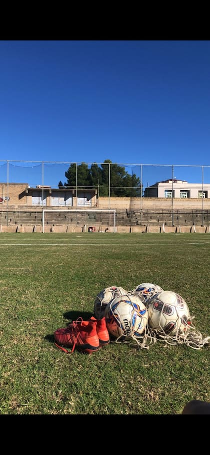 La cancha de Castelvetrano, donde Pedro Ablanedo pateaba por las mañanas para hacer doble turno, aprovechando que vivía en la pensión abandonada de al lado