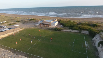 La cancha de fútbol de Bahía de los Moros, a pasos del parador y de la playa