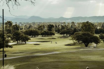 La cancha de golf que linda con el country