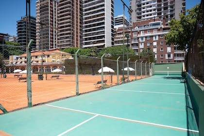 La cancha de tenis junto a una cancha de paleta