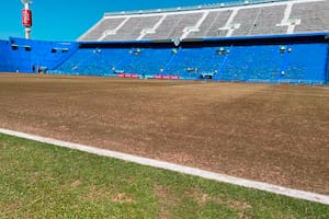 Vélez: otra derrota en un césped marrón y un fuerte reclamo de los hinchas a los dirigentes