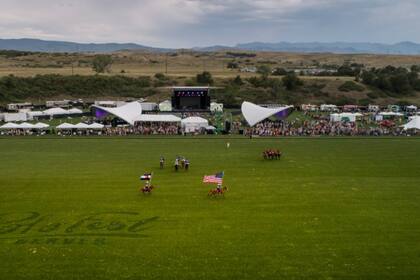 La cancha en Denver y detrás el escenario para el Polo Fest, que reunió a unas 10.000 personas