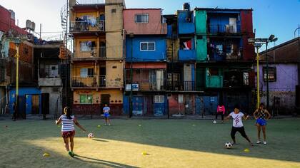 La cancha está rodeada de casas de varios pisos y otras a medio construir