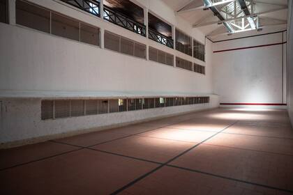 La cancha reúne generaciones: jóvenes de 20 años juegan mientras socios de 80 conversan, manteniendo viva la tradición del Club Belgrano