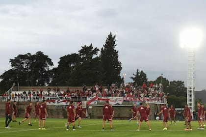 La cancha uno del predio de River tiene ocho torres de iluminación.