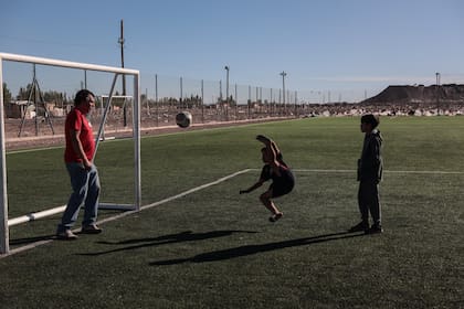 La canchita de Manzana 34 fue fundada por un grupo de padres para cambiar la realidad del día a día de los chicos que viven frente al basural