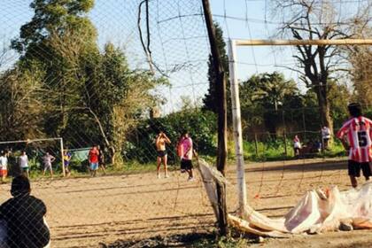 La canchita de tierra en Tucumán, que está al lado de la casa de Kranevitter