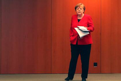 La canciller alemana, Angela Merkel, espera el comienzo de una conferencia de prensa en Berlín, Alemania, el 6 de mayo de 2020, luego de una reunión con los gobernadores estatales alemanes sobre el relajamiento de las restricciones para reducir la propagación del nuevo coronavirus