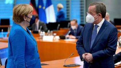La canciller alemana Angela Merkel (izq) y Armin Laschet, nuevo jefe de su partido que aspira a su sucesión, en Berlín el 31 de mayo de 2021 Michael Sohn POOL/AFP/Archivos