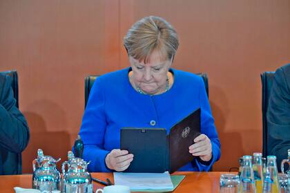 La canciller alemana Angela Merkel participó de una reunión junto a parlamentarios y dijo que entre "el 60 al 70 por ciento de las personas en Alemania se infectarán con el virus"