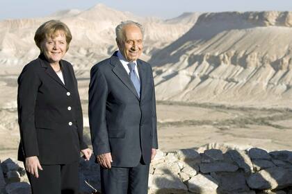 La canciller alemana Angela Merkel posa junto al presidente israelí Simon Peres durante su visita al desierto Negev de Sde Boker, el 16 de marzo de 2008, en una gira de tres días por Israel