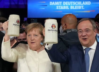 La canciller alemana Angela Merkel y el candidato demócrata cristiano Armin Laschet asisten a una campaña electoral estatal en Munich, Alemania, a dos días de las elecciones generales