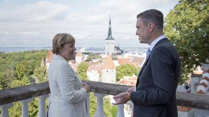 La canciller alemana Angela Merkel y el primer ministro de Estonia Taavi Rõivas en una visita oficial en 2016