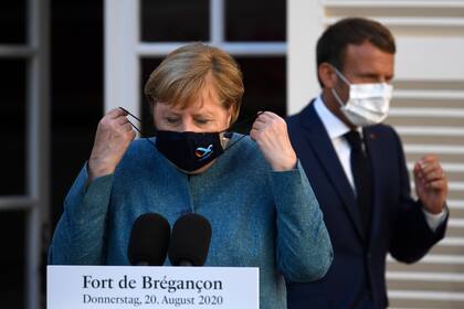 Angela Merkel y Emmanuel Macron. Los líderes de los 27 se reunirán mañana para abordar temas como el Brexit y el cambio climático