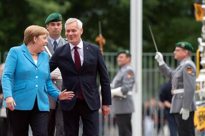 La canciller alemana sufrió de nuevo temblores; fue durante la recepción con honores militares del jefe de Gobierno de Finlandia, Antti Rinne