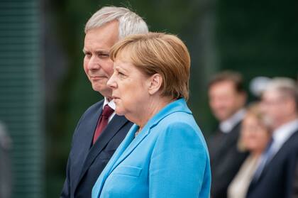 La canciller alemana sufrió de nuevo temblores; fue durante la recepción con honores militares del jefe de Gobierno de Finlandia, Antti Rinne