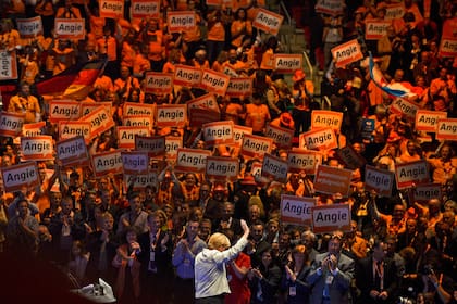 La canciller alemana y presidenta de los demócratas cristianos alemanes (CDU), Angela Merkel, saluda en el primer mitin de campaña electoral en la fase final de la campaña el 8 de septiembre de 2013 en Dusseldorf, Alemania