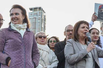 La canciller Diana Mondino junto a la ministra de Seguridad Patricia Bullrich esperan los resultados en las inmediaciones de la Embajada de Venezuela en el país