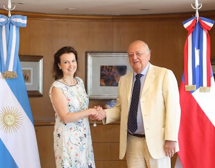 La canciller Diana Mondino y el embajador de Chile, José Viera-Gallo