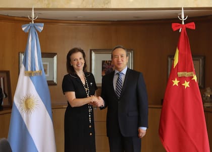 La canciller Diana Mondino y el embajador de China, Wang Wei