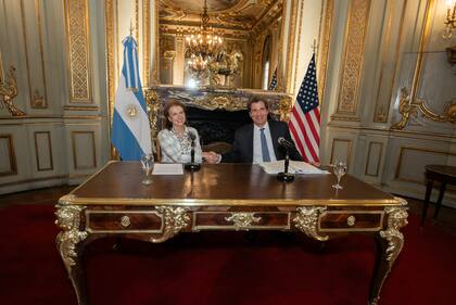 La canciller Diana Mondino y el subsecretario de Estado para el Crecimiento Económico, Energía y Medio Ambiente de Estados Unidos, José W. Fernández