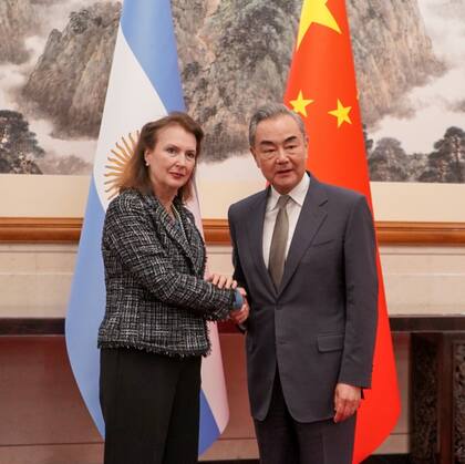 La canciller Diana Mondino y su par de China, Wang Yi