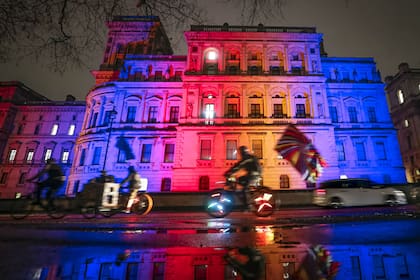 La cancillería en Londres iluminada con los colores británicos