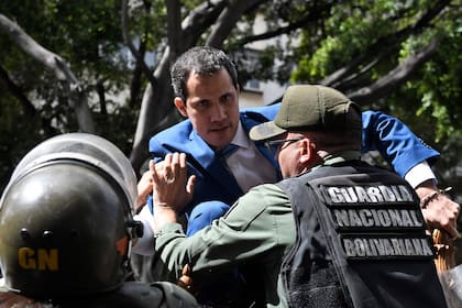 Guaidó, el 5 de enero pasado, cuando le impidieron entrar al Parlamento