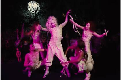 La canción forma parte de la banda sonora de la segunda temporada de Merlina (Foto: Captura de video)