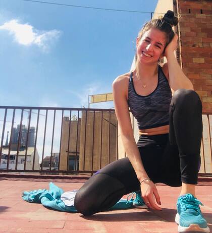 "La canción me ancla, me genera angustia y liberación a la vez. Me recuerda que no estoy sola y me ayuda a calmar mi alma voraz e insegura", dice Romina.