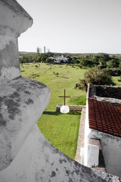 La estancia está ubicada al norte de las Sierras Grandes, a 150 km de la ciudad de Córdoba
