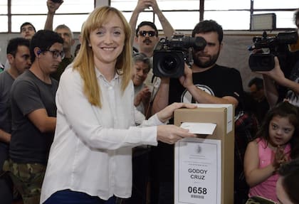La candidata a gobernadora, Anabel Fernández Sagasti, admitió que fue derrotada y dijo que llamó "al próximo gobernador" para felicitarlo