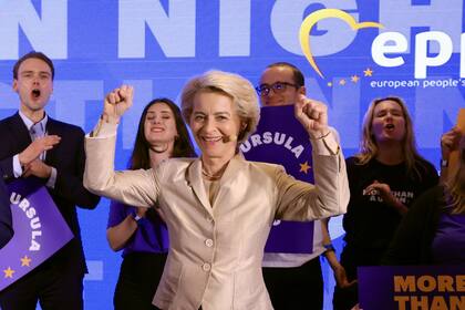 -La candidata a la Comisión Europea, la actual presidenta de la Comisión Europea, Ursula von der Leyen, posa durante un acto en la sede del Partido Popular Europeo en Bruselas, el 9 de junio de 2024.