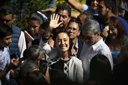 La candidata Claudia Sheinbaum saluda previo a emitir su voto en San Andrés Totoltepec, en la Ciudad de México, el 2 de junio de 2024. (Xinhua/Li Muzi) 