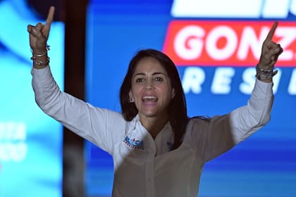 La candidata correísta Luisa González en el acto de cierre de campaña (Photo by Marcos PIN / AFP)