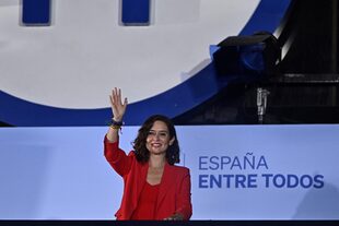 La candidata del Partido Popular (PP) a la reelección como presidenta regional, Isabel Díaz Ayuso, saluda en la sede del partido en Madrid el 28 de mayo de 2023 tras las elecciones locales y regionales celebradas en España.