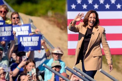 La candidata demócrata a la presidencia, la vicepresidenta Kamala Harris, saluda mientras sube al escenario durante un evento de campaña, el miércoles 4 de septiembre de 2024, en North Hampton, Nueva Hampshire.