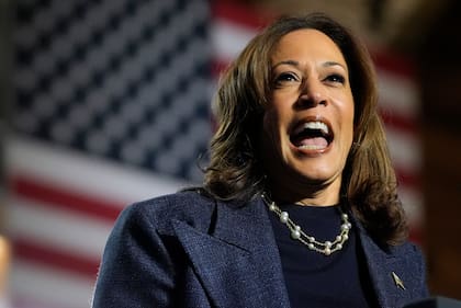 La candidata demócrata a la vicepresidencia Kamala Harris habla durante un mitin de campaña en Jenison Field House, en el campus de la Universidad Estatal de Michigan, el domingo 3 de noviembre de 2024, en East Lansing, Michigan. (AP Foto/Jacquelyn Martin)