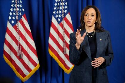 La candidata demócrata presidencial y actual vicepresidenta Kamala Harris habla con reporteros tras hablar durante un servicio religioso en Greater Emmanuel Institutional Church of God in Christ, el domingo 3 de noviembre de 2024, en Detroit. (AP Foto/Jacquelyn Martin)