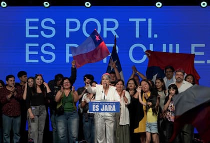 La candidata presidencial chilena Jeannette Jara, de la coalición Unidad por Chile, pronuncia un discurso tras la publicación de los primeros resultados de las encuestas a pie de urna de las elecciones generales, en Santiago, el 16 de noviembre de 2025